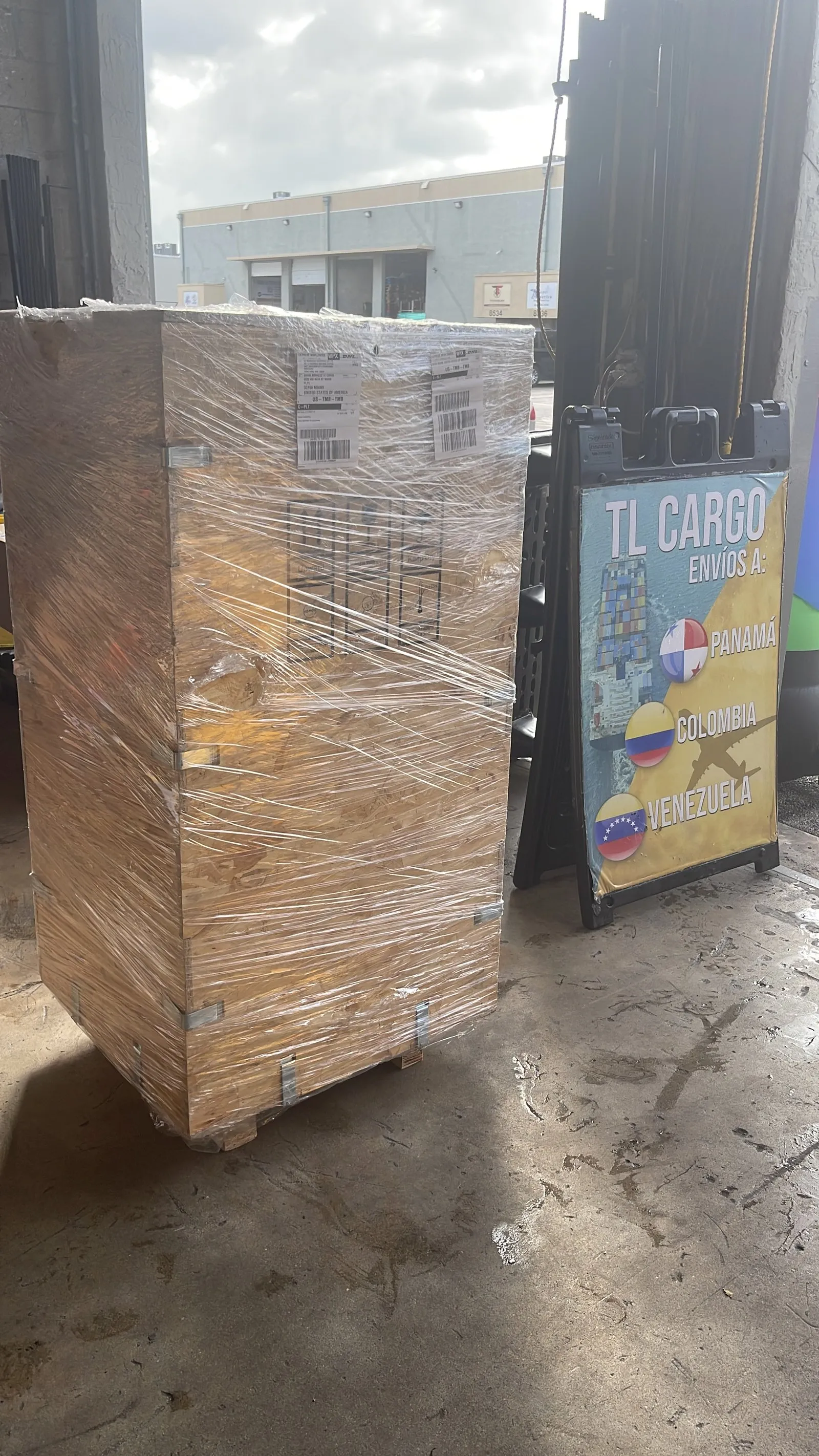 Caja de madera industrial embalada y flejada para exportación en TL Cargo Miami