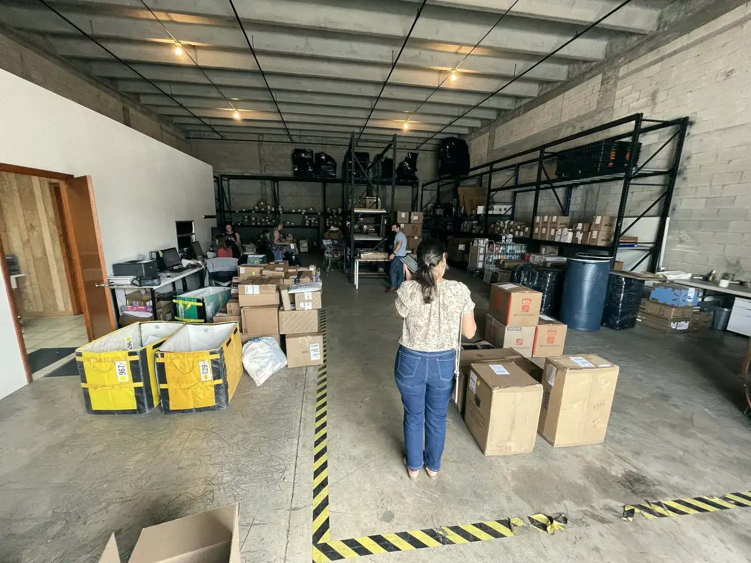 Interior del almacén de TL Cargo en Miami
