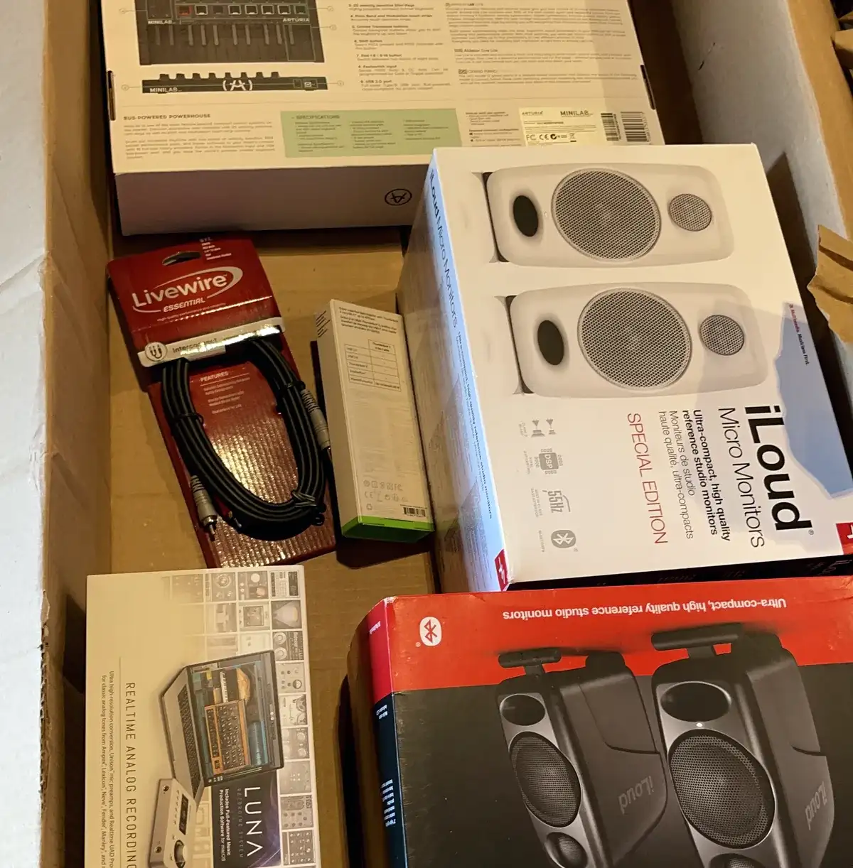 Caja consolidada en el almacén de TL Cargo: varias compras reempacadas juntas