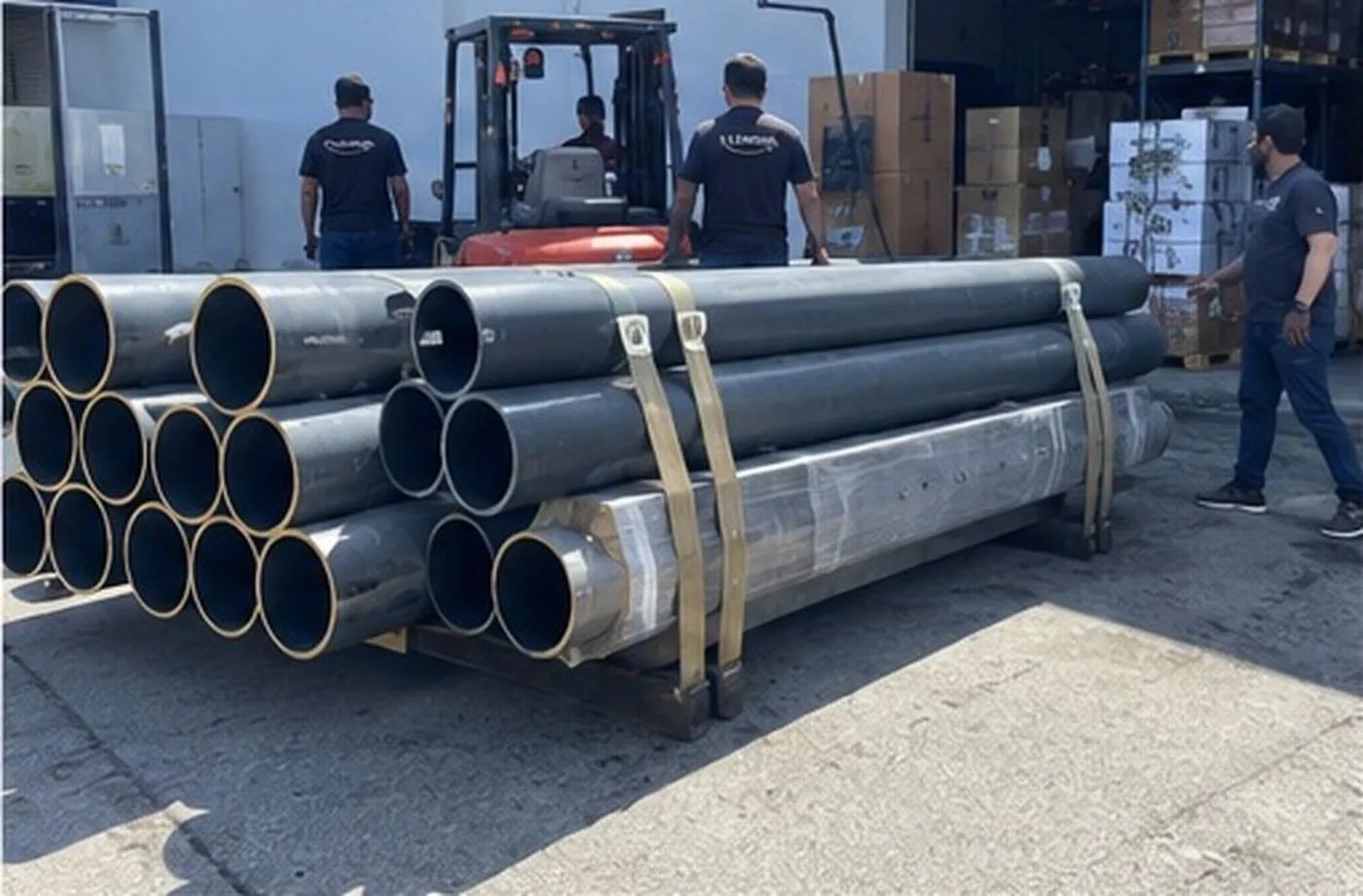 Paquete de tubería industrial flejado en el patio del almacén de TL Cargo